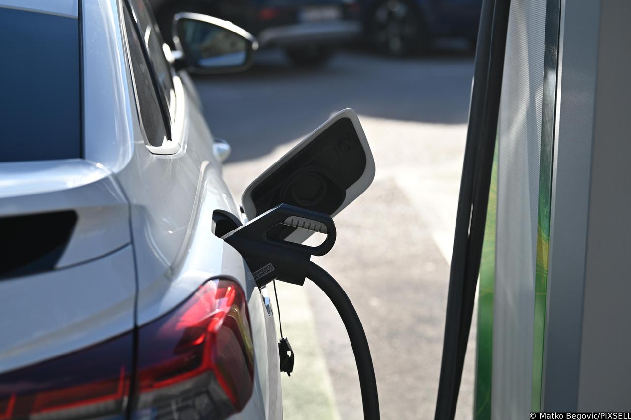 Audi Q4 e-tron na električnoj punionici 