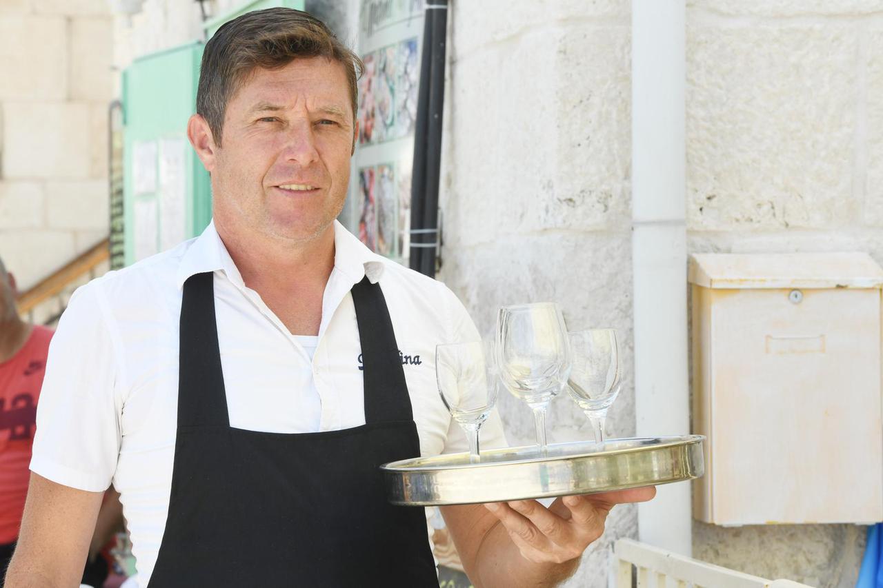 Rogoznica: Bivši nogometaš Zvjezdan Ljubobratović radi kao konobar u konobi Maslina