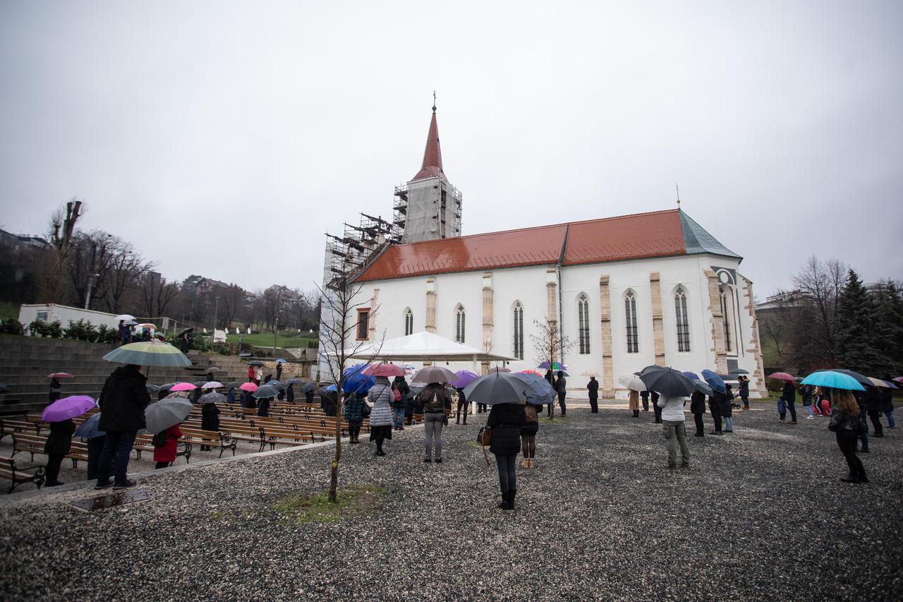 Zagreb: Vjernici na misi ispred Crkve Uznesenja Blažene Djevice Marije u Remetama