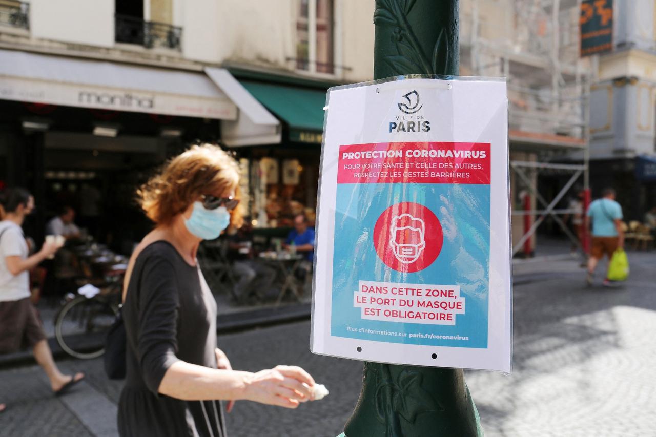 Les Parisiens doivent s'habituer à porter le masque, obligatoire dans certaines rues de la capitale