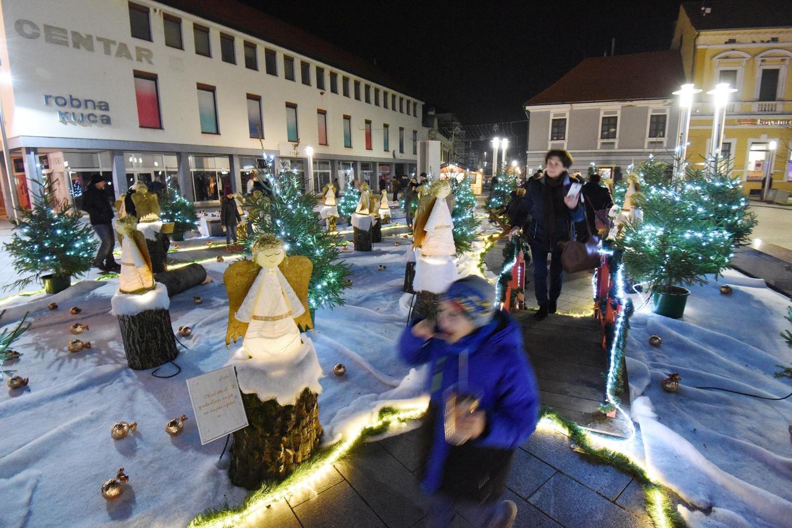 Upaljena je prva adventska svijeća i uključena blagdanska rasvjeta u Čakovcu