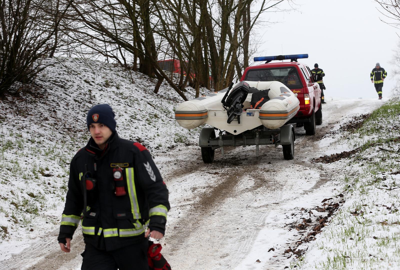 16.01.2025., Zagreb - Vatrogasci, policija, HGSS i Civilna zastita uz rijeku Savu kod toplane nastavljaju s potragom za nestalim dijetetom. Photo: Zeljko Lukunic/PIXSELL