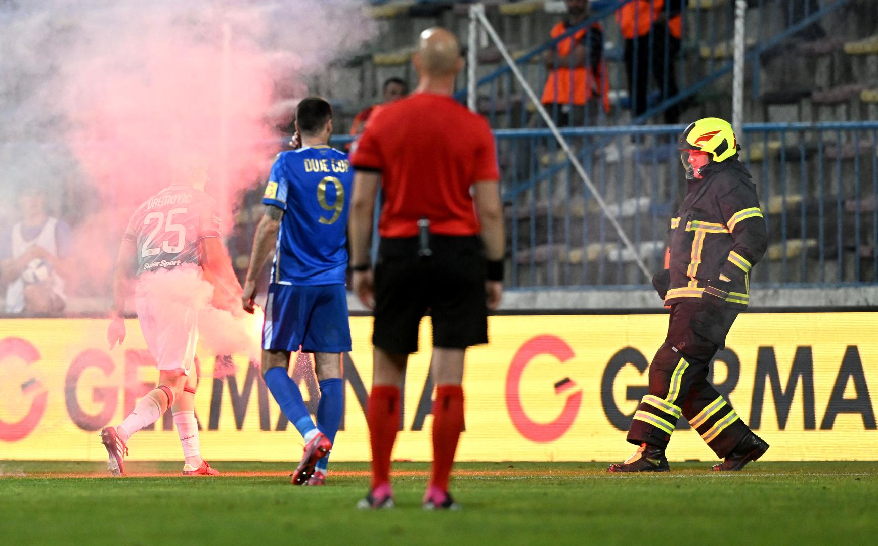 Potkraj utakmice Torcida je s istočne tribine teren zasula bakljama, a mogli su nastradati i igrači da se nisu na vrijeme pomaknuli na drugu stranu