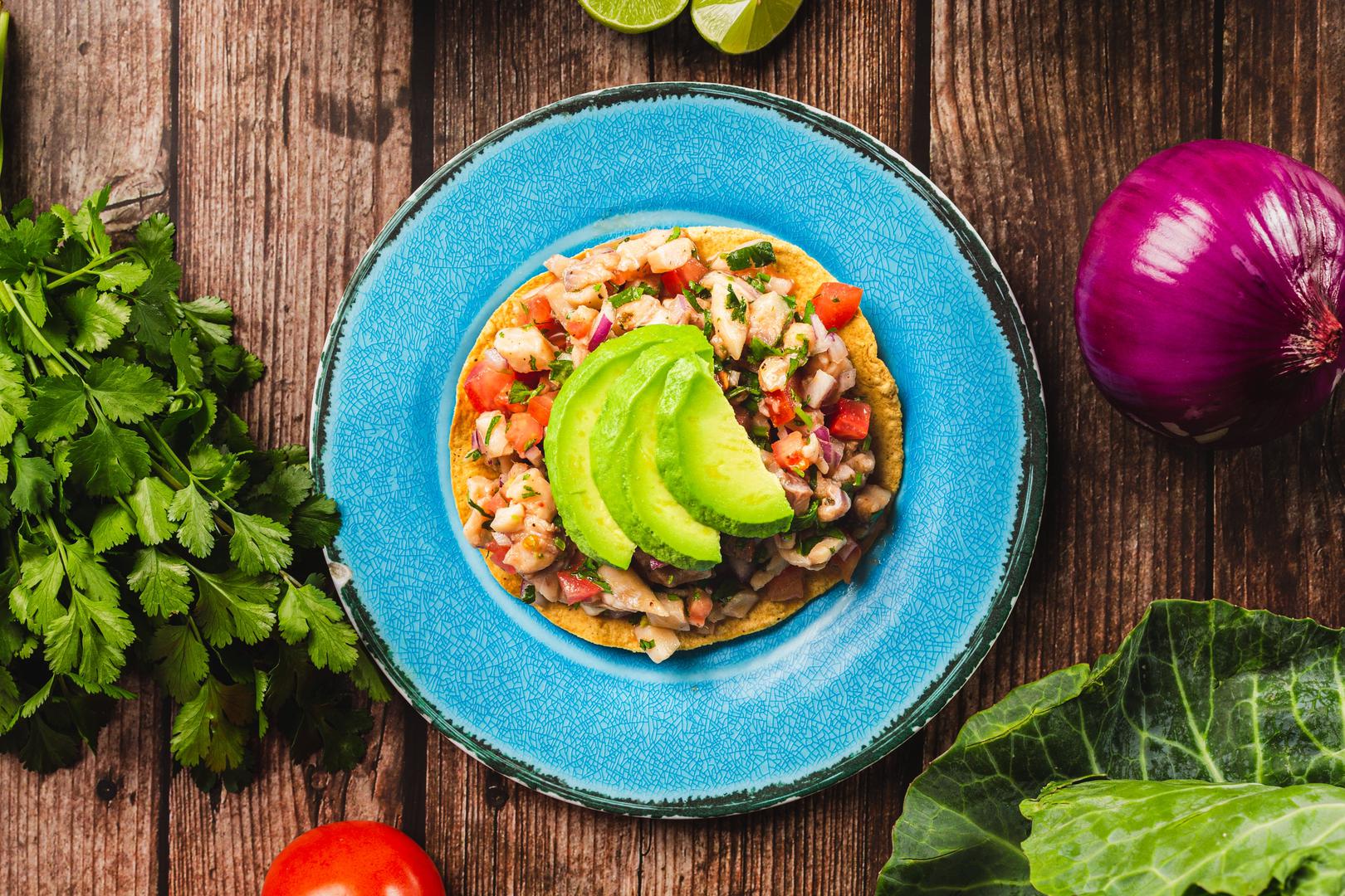 Sastojci: 8 kukuruznih tortilja, 1 žlica maslinovog ulja, ¼ žličice soli, konzerva graha, 2 šalice sitno nasjeckane rajčice s ljutom papričicom, lukom, peršinom i sokom od limuna
Postupak: Zagrijte pećnicu na 190°C. Posložite tortilje na veliki lim za pečenje. Kistom premažite obje strane svake tortilje uljem. Posolite. Pecite 5 minuta, preokrenite i pecite još 5 minuta dok lagano ne porumene. Skuhajte grah pa od njega sa štapnim mikserom napravite paštetu, ravnomjerno rasporedite po tortiljama i preko stavite salsu sa rajčicama.
