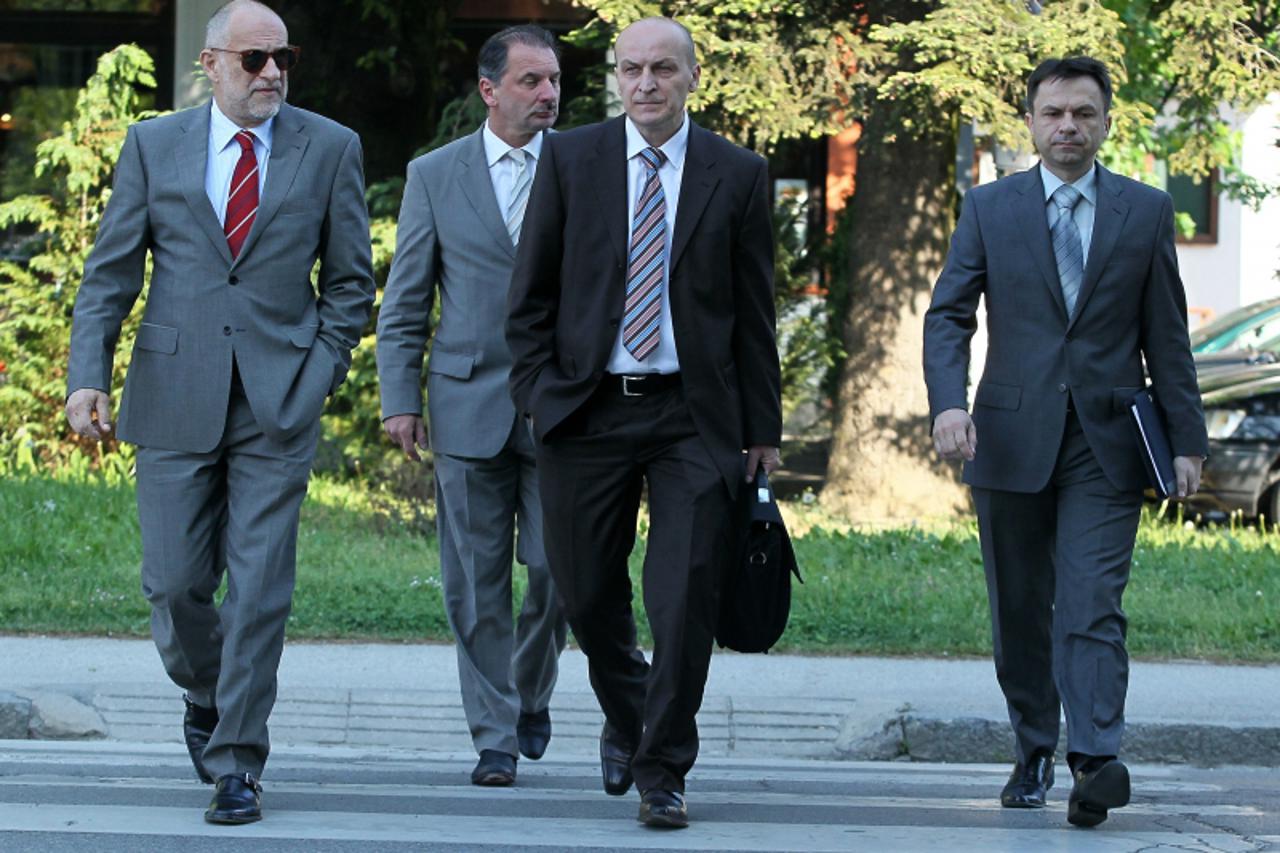 \'05.05.2011., Koprivnica - S lijeva: bivsi predsjednik uprave prehrambene kompanije Darko Marinac, bivsi stecajni upravitelj tvornice obuce Sloga Darko Sket, njihov odvjetnik Krunoslav Kunstic i i Ma