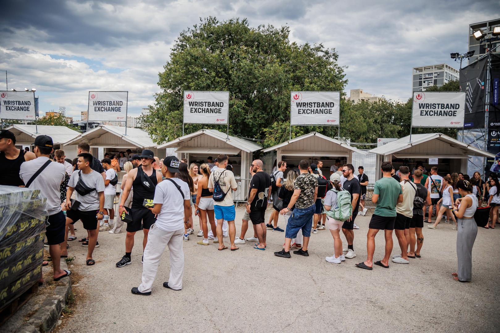 Kazao je i da su zamjene festivalskih ulaznica za narukvice već počele te su za posjetitelje pripremljeni poklon paketi, voda i dodatni sadržaji, uz apel na redovitu hidrataciju zbog visokih temperatura.