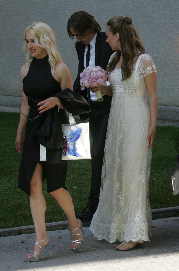 Svadbena zabava je održana  u hotelu Westin te su njihove uzvanike zabavljala najpoznatija imena naše estrade; Mladen Grdović, Halid Bešlić i klapa Intrade.