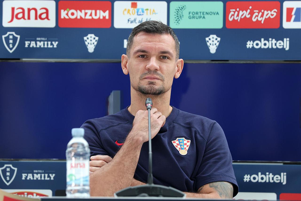 Prvi je dan Svjetskog prvenstva u Kataru, na konferenciji za medije hrvatske reprezentaicjie bili su  Ante Budimir i Dejan Lovren