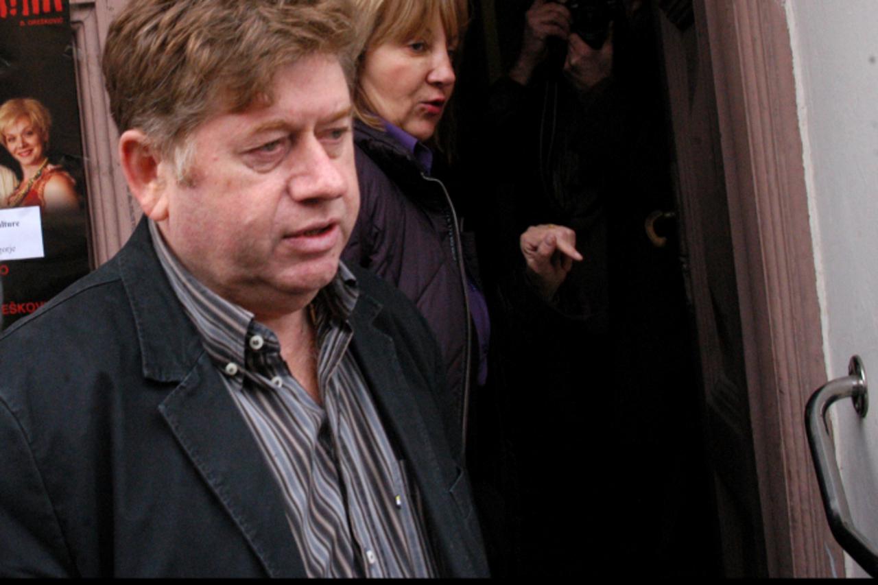 '03.12.2009., Bjelovar - Slucaj Pevec, Zdravko Pevec nakon bjesomucne potrage uskrsnuo u Bjelovaru, ispred ulaznih vrata u prostorije HSLS-a gdje se sastao s Djurdjom Adlesic, potpredsjednicom Vlade R