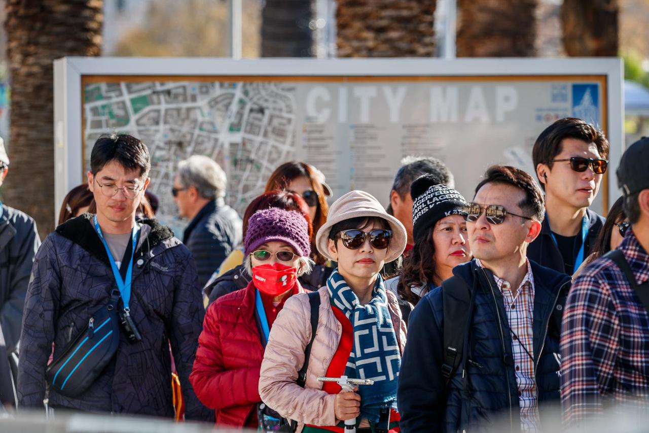 Splitska riva tijekom sunčanog dana omiljeno je mjest ograđana