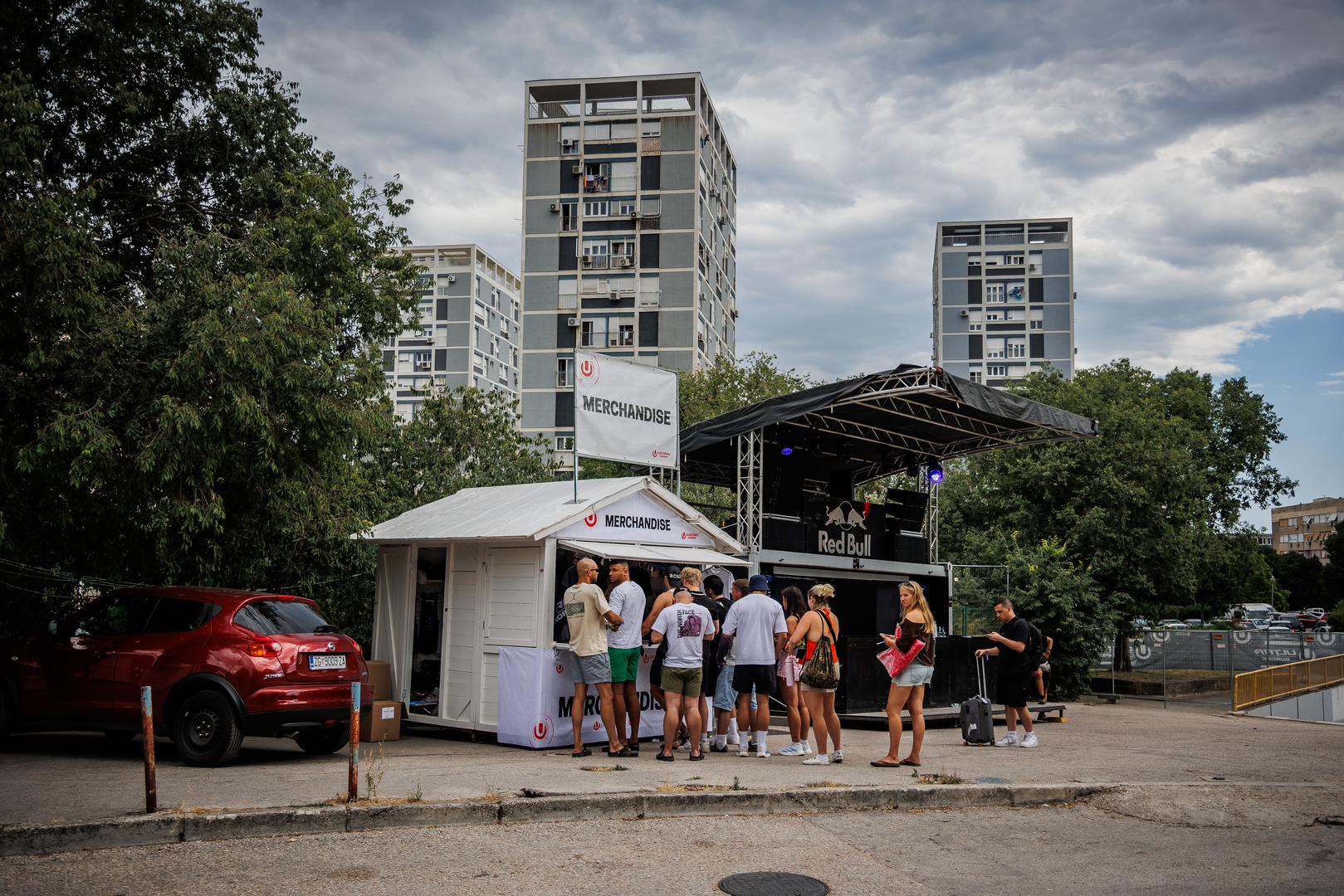 Govoreći o domaćim izvođačima, organizatori su istaknuli da će i ove godine na festivalu nastupiti brojni hrvatski DJ-evi te da danas više od 80 posto organizacijskog i produkcijskog tima čine domaći stručnjaci, dok ih je 2013. bilo oko 15 posto.