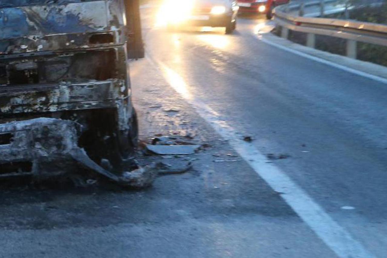 Split: Izgorio kamion hladnja?a zbog ?ega je za promet zatvorena cesta Klis-Drniš