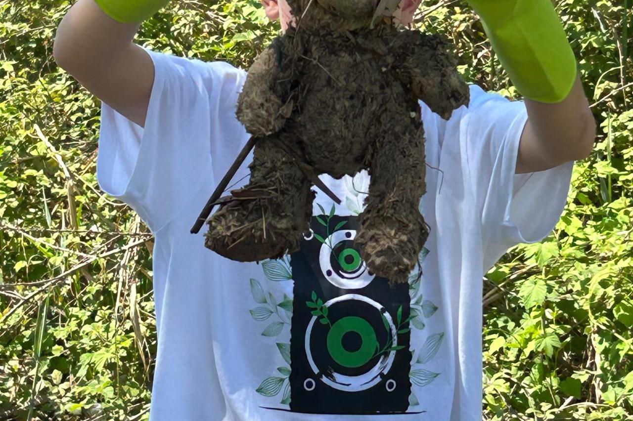 Udruga Čisteći medvjedići i drugi građani čiste zgradu stare tvornice Sljeme u Sesvetama