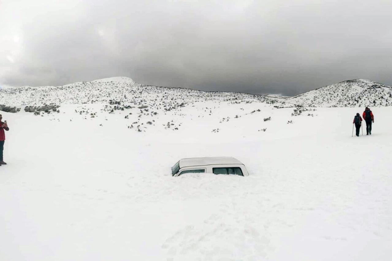 Dinara - Auto zatrpan u snijegu