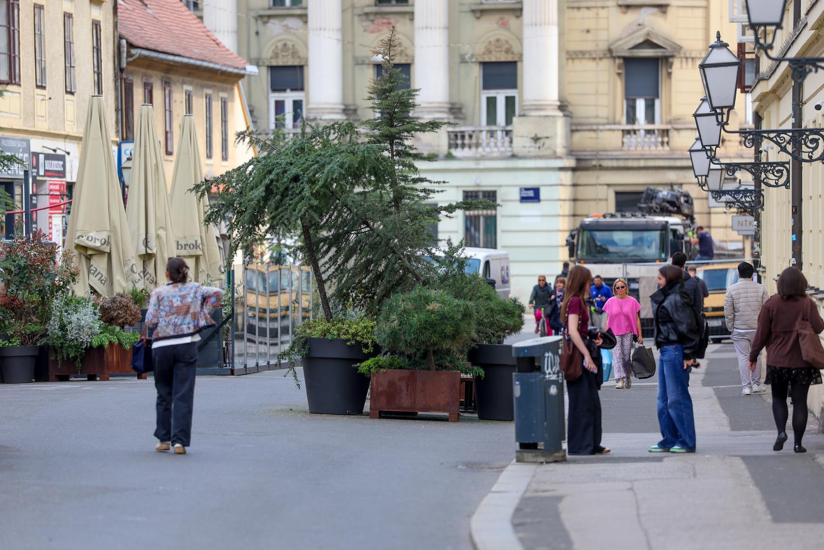 Podsjetimo, dio ulice između Branjugove i Draškovićeve zatvoren je za promet još krajem svibnja 2022., a nekoliko dana kasnije zona je svečano otvorena uz velika očekivanja. Privremeno rješenje s oslikanim asfaltom i žardinjerama trebalo je biti tek kratka faza, no zadržalo se godinama.