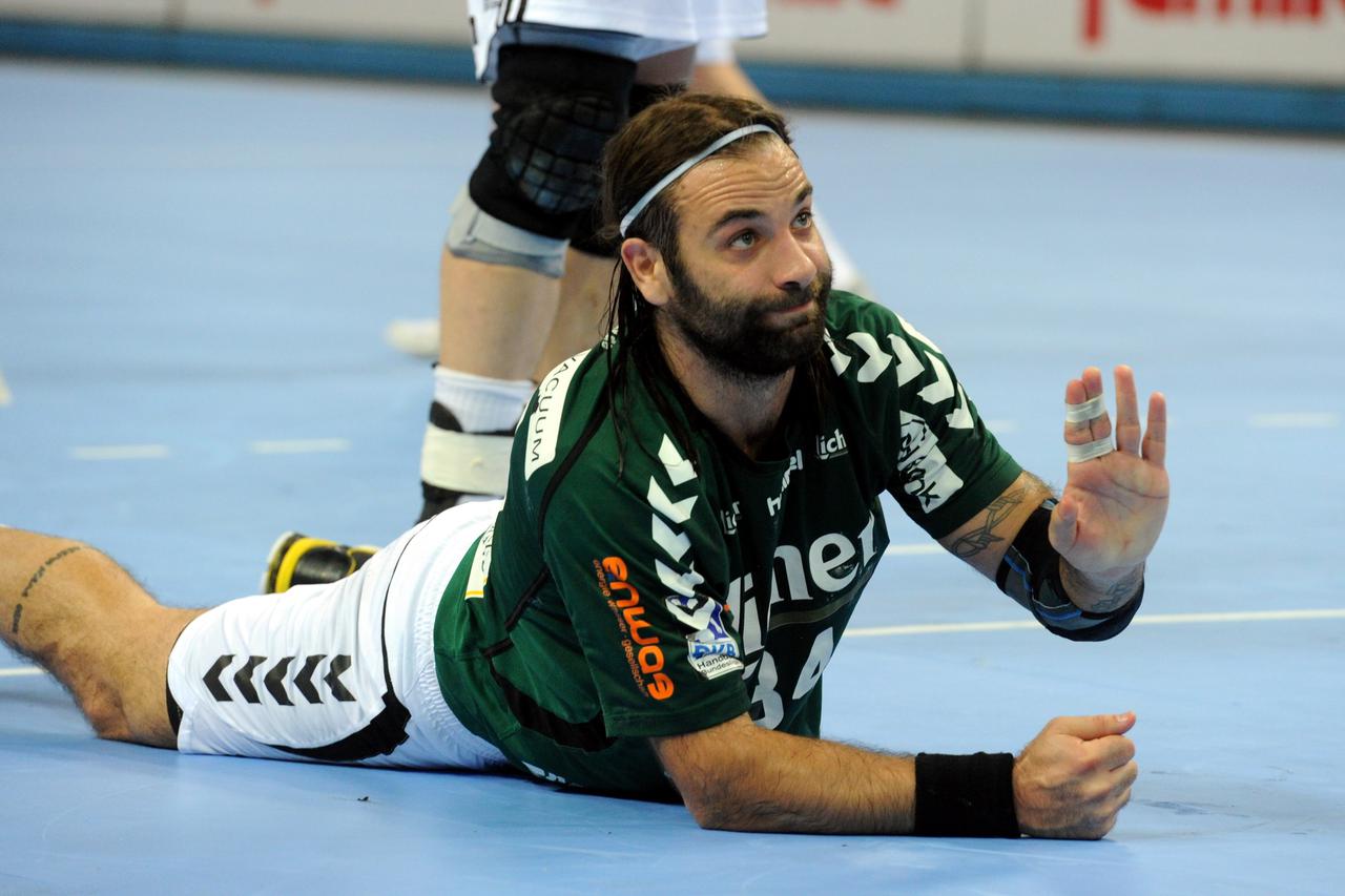 Handball, Bundesliga, 6. Spieltag, THW Kiel - HSG Wetzler am 18.09.2013 in der Sparkassen-Arena in Kiel (Schleswig-Holstein). Der Wetzlarer Ivano Balic liegt am Boden. Das Spiel endete 26:25 f??r den THW Kiel. Foto: Carsten Rehder/dpa/DPA/PIXSELL