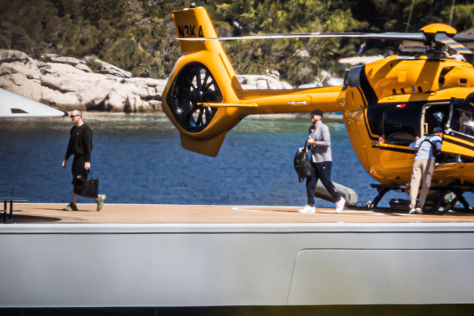 Suosnivač WhatsAppa Jan Koum stigao je helikopterom na svoju luksuznu jahtu Moonrise, usidrenu u blizini otoka, a nekoliko sati poslije na jahtu mu je u posjet stigao osnivač Amazona Jeff Bezos.