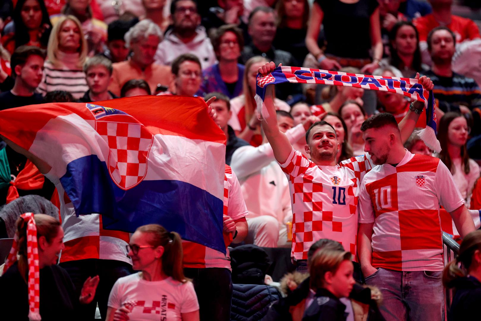 Naši navijači jako su bučni i podržavaju naše rukometaše