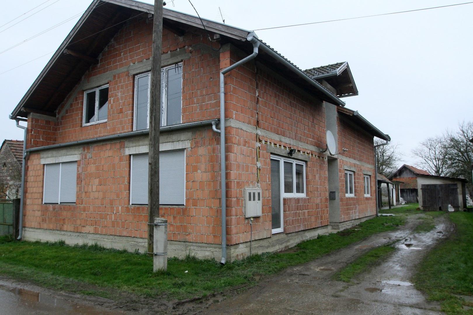 I dalje mnoga naselja diljem Hrvatske, kao i u samom glavnom gradu, ostaju s nedovršenim kućama koje tako stoje desetljećima.