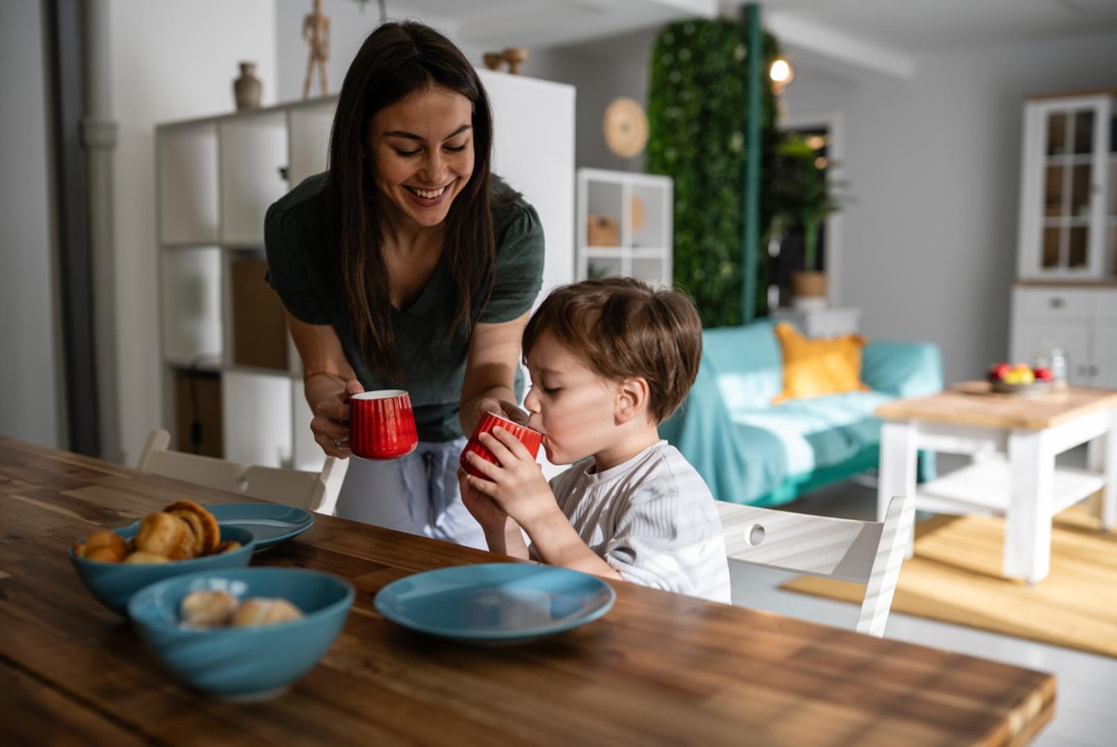 Ponovno uvedite jutarnju rutinu: Posljednjih dana praznika korisno je početi doručkovati, odijevati se i obavljati jutarnje obveze približno u vrijeme kada će se to raditi tijekom škole. Nema potrebe za strogim rasporedom, ali tijelu i mozgu odgovara postupno privikavanje na promjenu. Ako su jutra najveći izvor obiteljskog stresa, upravo ova mala 'generalna proba' može mnogo pomoći.