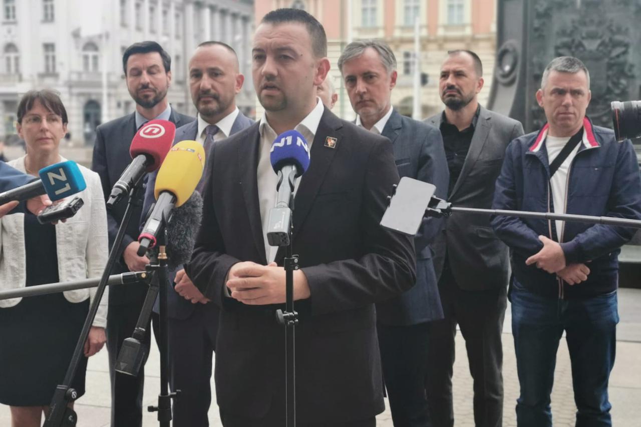 Zagreb: Miroslav Škoro s članovima Mosta dijelio grah na trešnjevačkoj tržnici