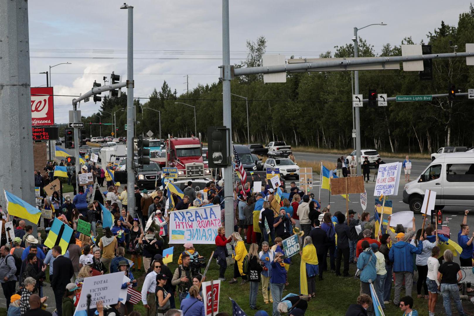 Pro-Ukraine supporters take part in the "Alaska Stands with Ukraine" rally near Seward Highway in Anchorage, Alaska, U.S., August 14, 2025. REUTERS/Jeenah Moon Photo: JEENAH MOON/REUTERS