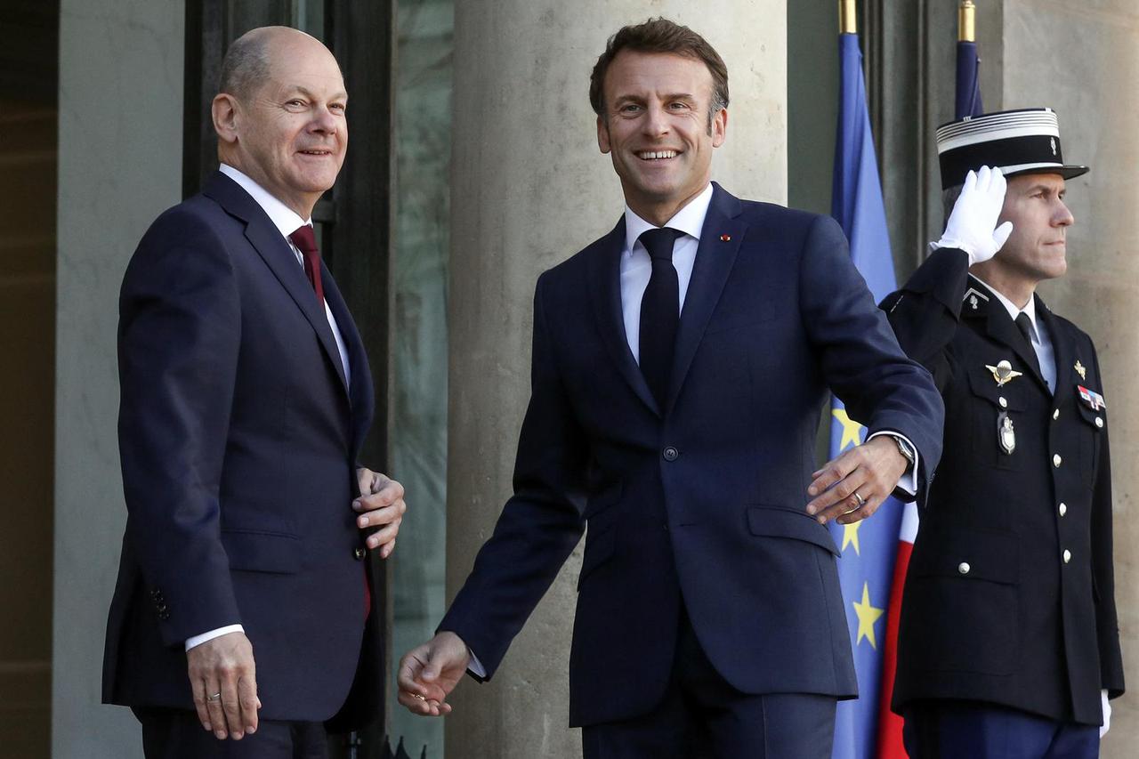 Le président de la République française, Emmanuel Macron reçoit le chancelier de la République fédérale d’Allemagne, Olaf Scholz pour un déjeuner de travail au palais de l'Elysée à Paris