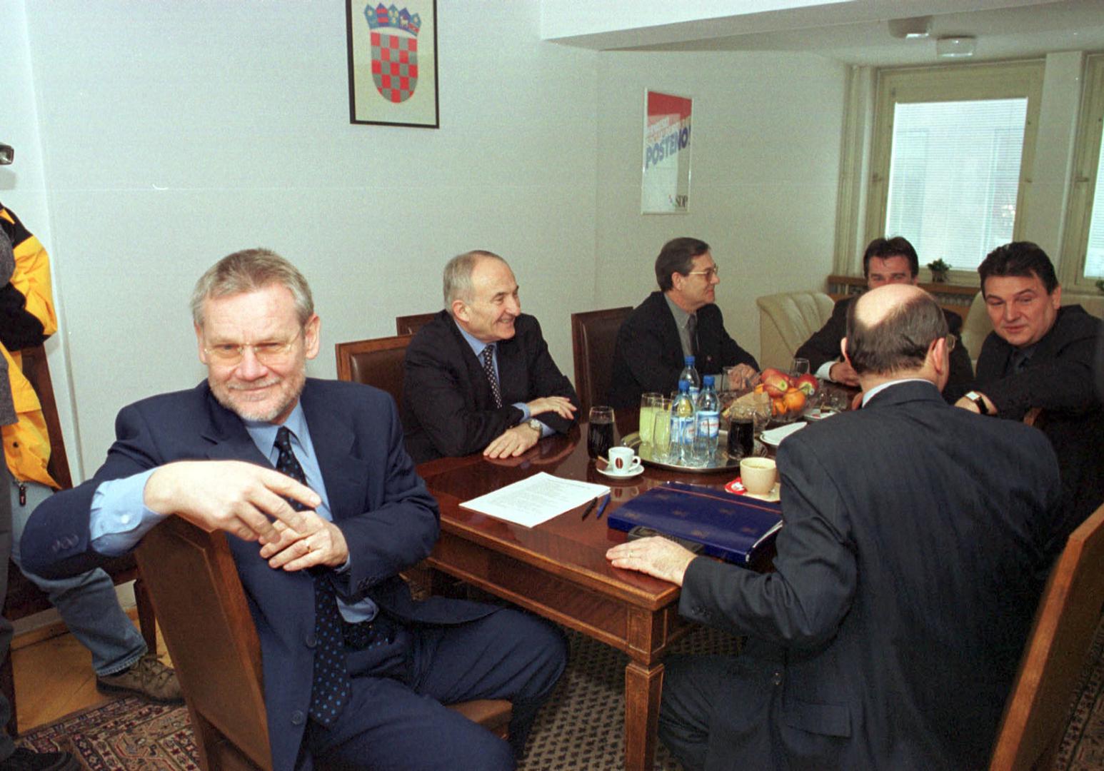 Na izborima 2000. godine HNS ponovno osvaja dva mandata, ali prvi puta u povijesti su dio vladajuće većine, a Radimir Čačić dobiva Ministarstvo javnih radova, obnove i graditeljstva. Stranku 2000. preuzima Vesna Pusić.
