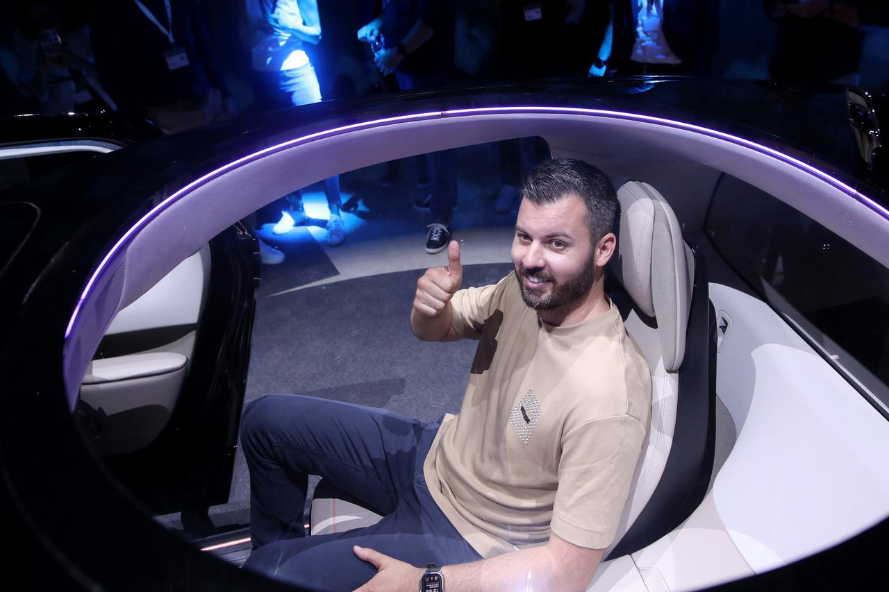 Zagreb: Mate Rimac pozirao zadovoljan u svom robotaksiju "Verne"