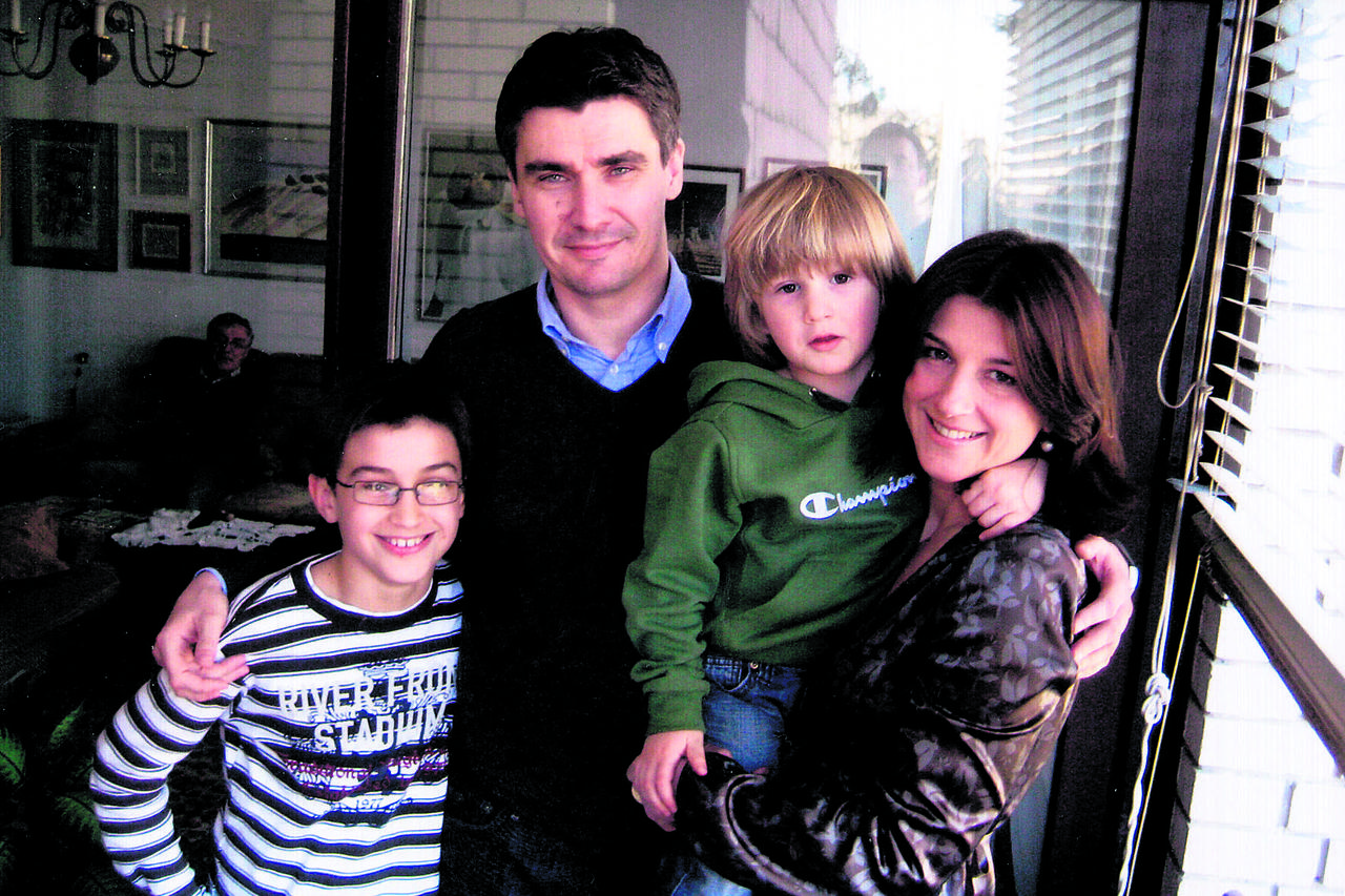 Djevojku hercegovačko-dalmatinskih korijena Sanju Musić, koja će mu poslije postati supruga, Zoran Milanović upoznao je 1991. godine, a s njom je dobio dvojicu sinova - Jakova i Marka