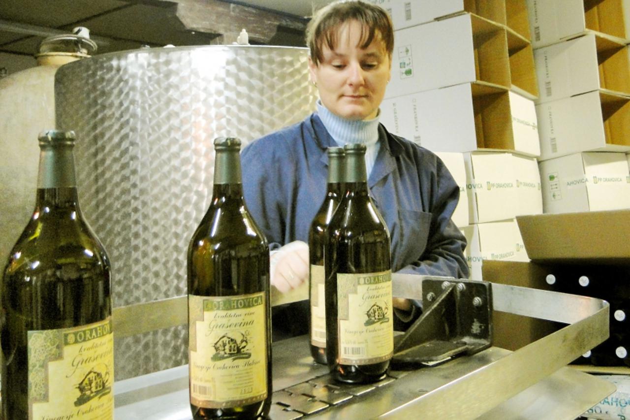 \'podravina -090810    - u \'Poljoprivrednom poduzecu Orahovica\' vino je jedan od strateskih proizvoda                      - snimio dragutin santosi\'