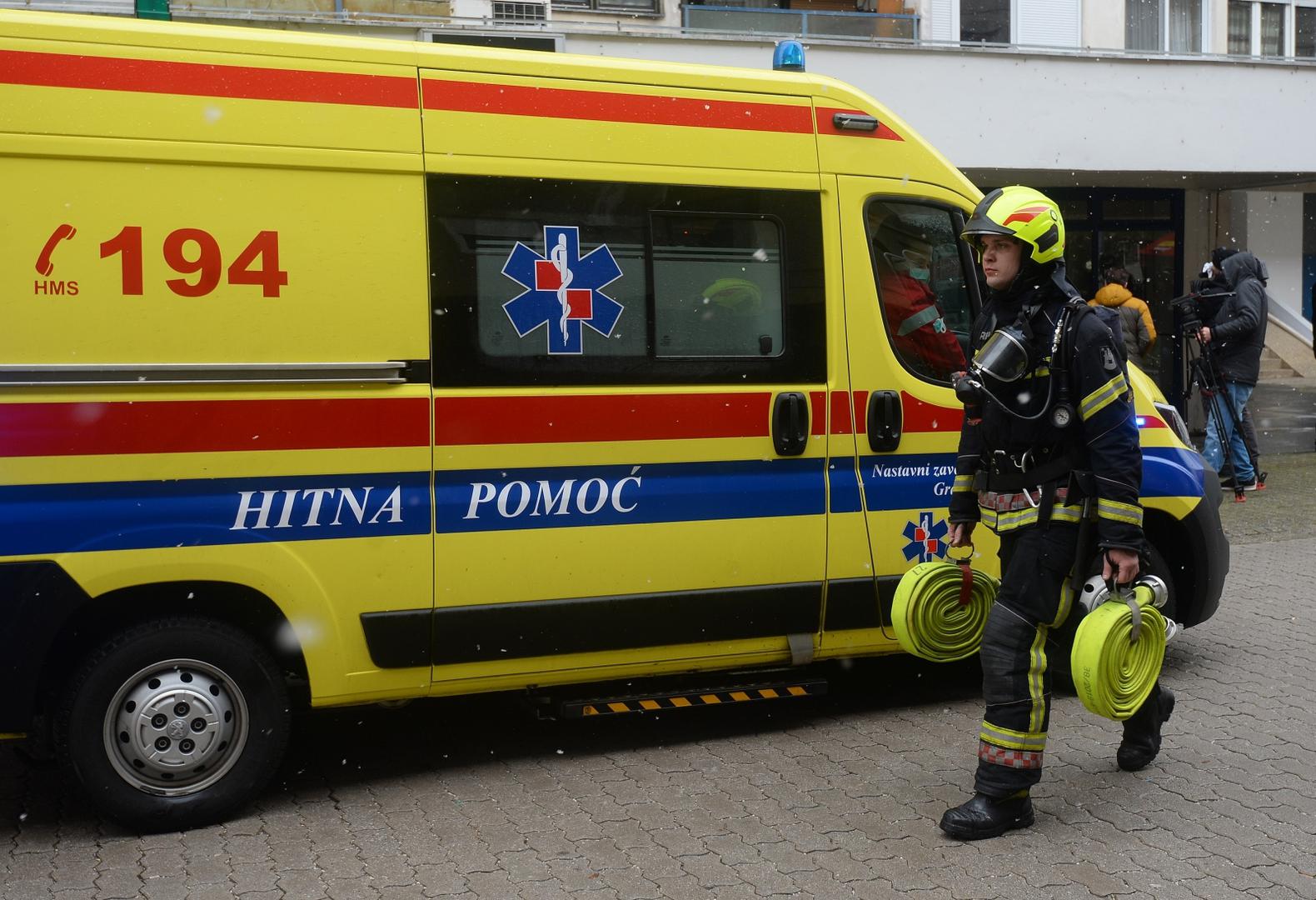 25.03.2020., Zagreb - U zagrebackom naselju Slobostina doslo je do pozara stana, vatrogasci i policija na terenu. Photo: Marko Prpic/PIXSELL