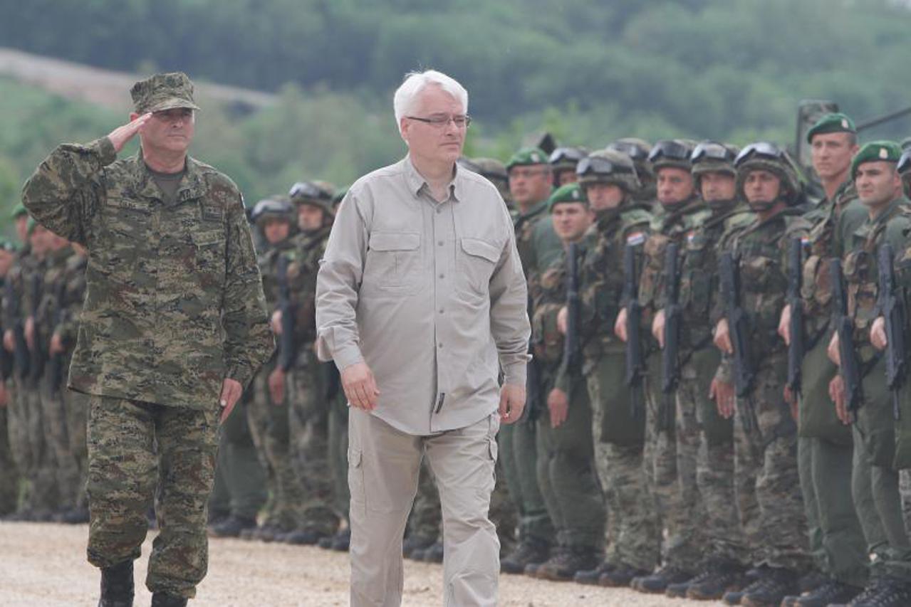 Ivo Josipović na vojnoj vježbi kod Slunja (1)
