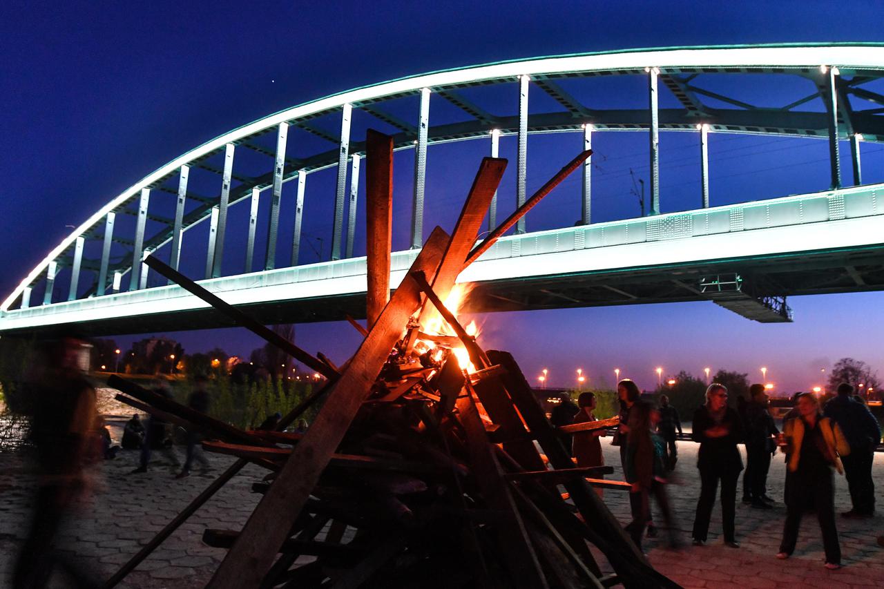 Zagreb: Druženje uz vesele ritmove i ples oko vatre na obali Save