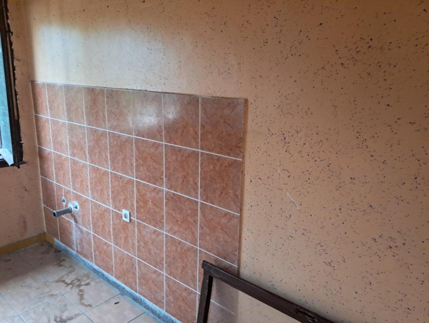 Neto stambena površina je 55 m², dok ukupna površina s balkonima iznosi 60 m². Stan je nenamješten.