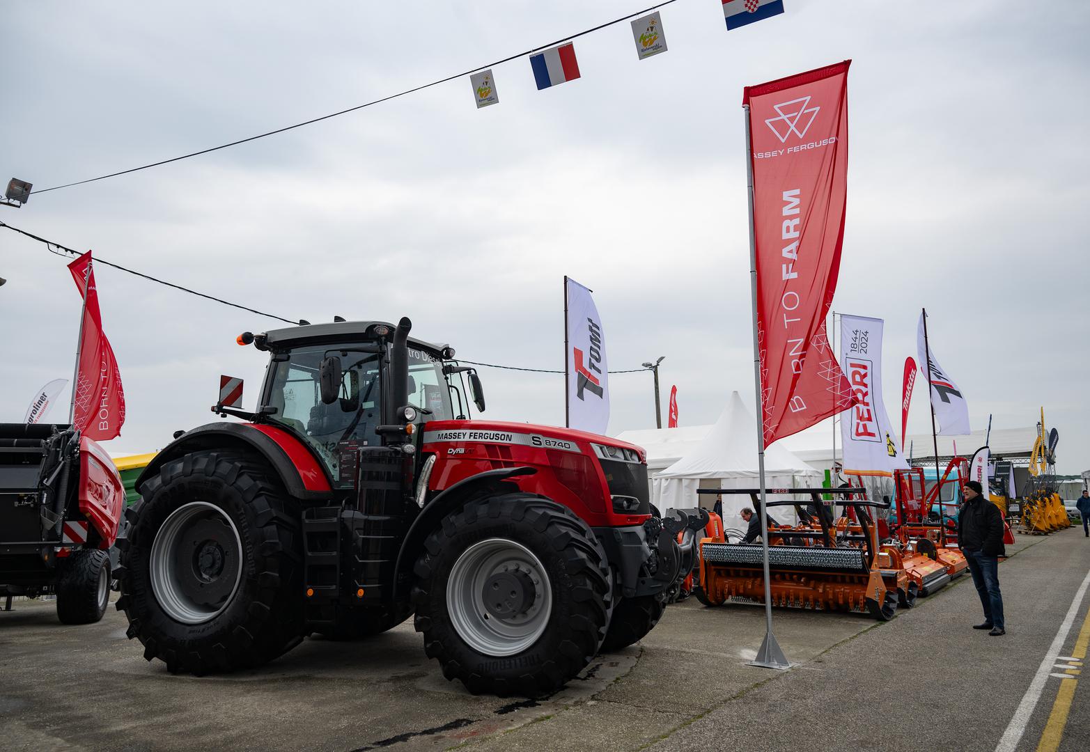 Riječ je o traktoru Massey Ferguson MF 8740S S5 iz serije MF 8700 S koji je pravi div s AGCO Power motorom od 8,4 litara i snagom do 400 KS s EPM-om.  S najvećim okretnim momentom od oko 1.600 Nm, ovaj traktor bez muke vuče najteže terete. 