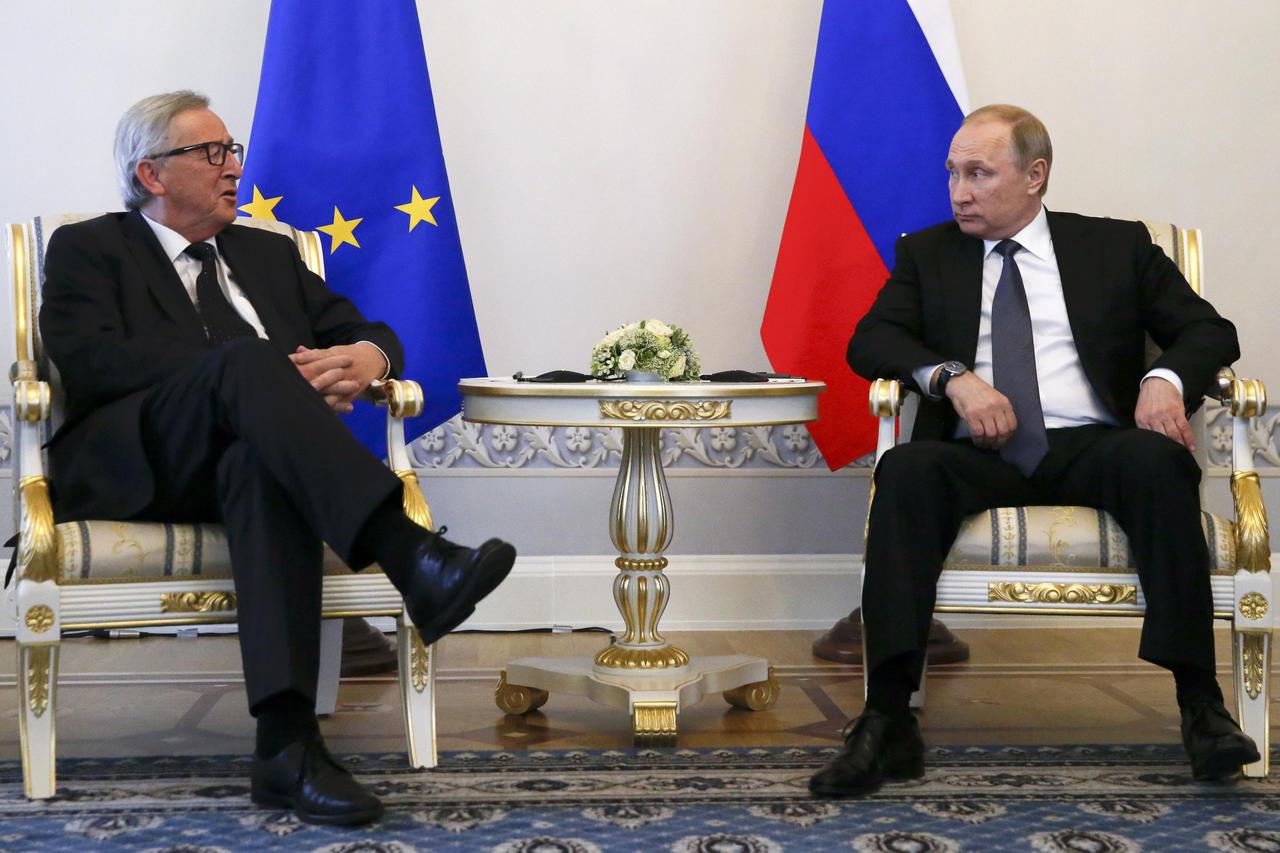 Russian President Vladimir Putin (R) meets with European Commission President Jean-Claude Juncker in St. Petersburg, Russia, June 16, 2016. REUTERS/Grigory Dukor