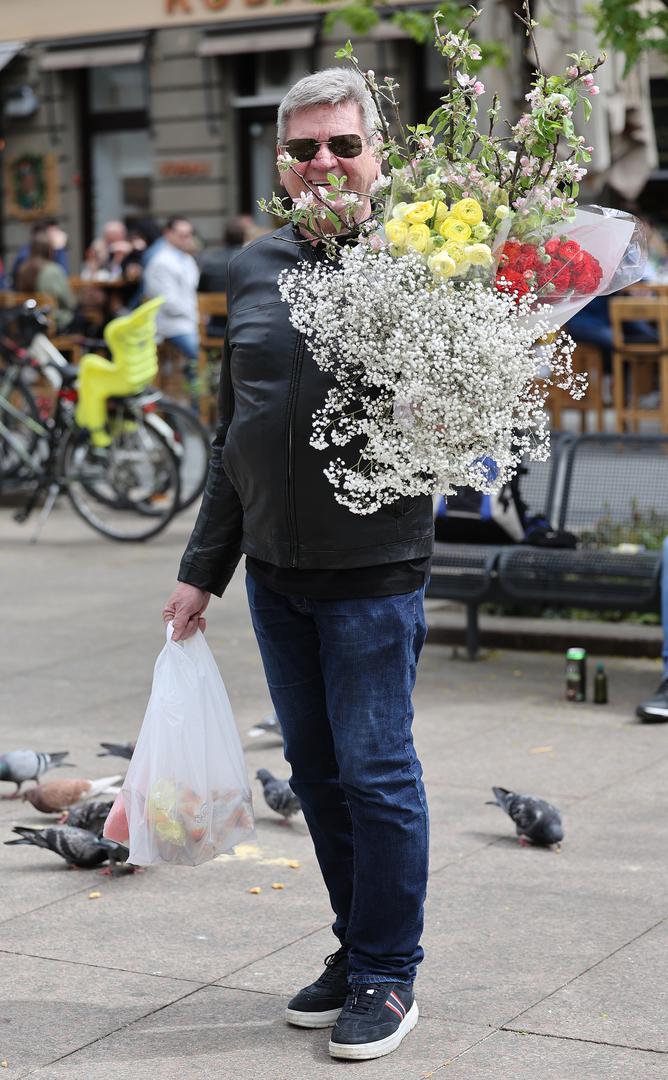 U centru grada bio je i bivši ministar Mirando Mrsić koji je otišao u nabavku namirnica, ali i cvijeća kojim će ukrasiti sutrašnji blagdanski stol.