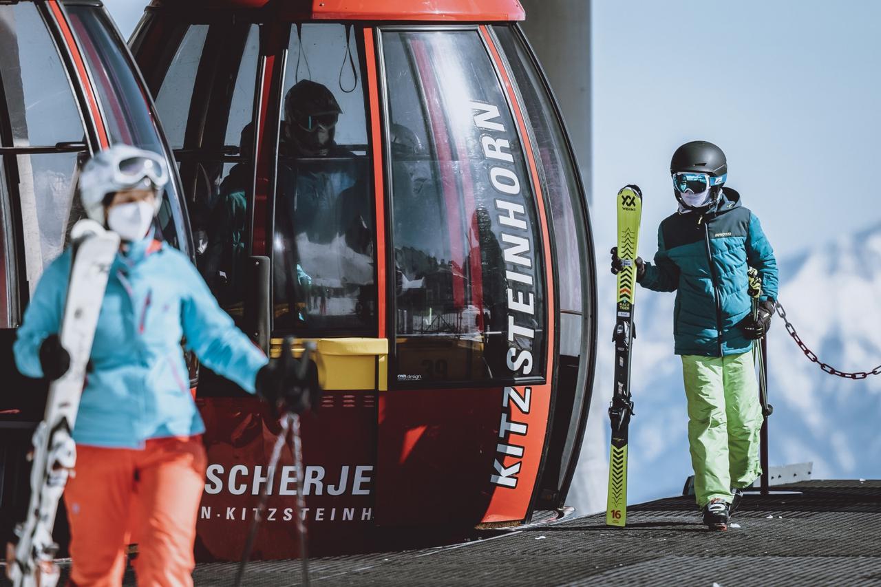 THEMENBILD, Skifahren im Frühling