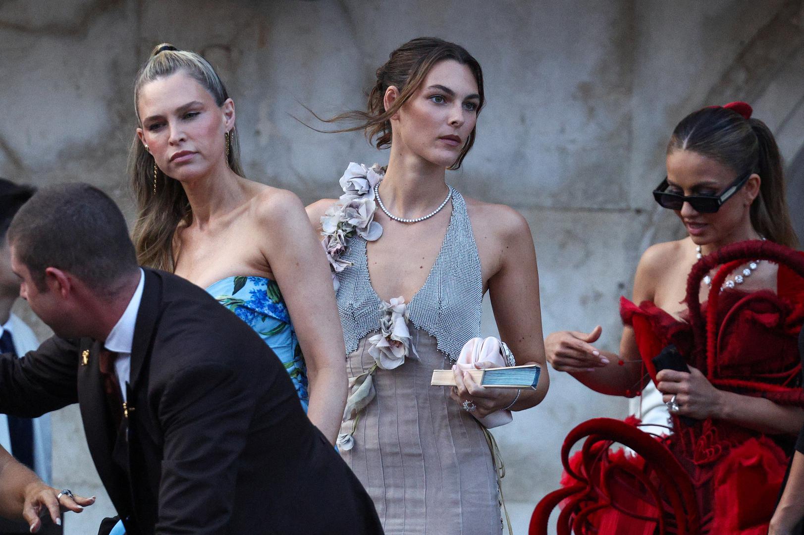 Dolazak celebrityja iz svih grana industrije zabave potvrdio je status događaja kao jednog od najekskluzivnijih društvenih okupljanja godine, na kojem se očekuje između 200 i 250 probranih gostiju iz svijeta financija, politike i zabave. Ostatak fotografija pogledajte u nastavku. Vittoria Ceretti.