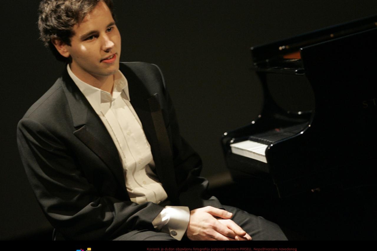 '29.12.2010., Zagreb - Svecana dodjela nagrade Hrvatske glazbene mladezi Ivo Vuljevic za 2010.godinu. Koncert dobitnika nagrade Aljose Jurinica na glasoviru Photo:Martina Popovcic/PIXSELL'