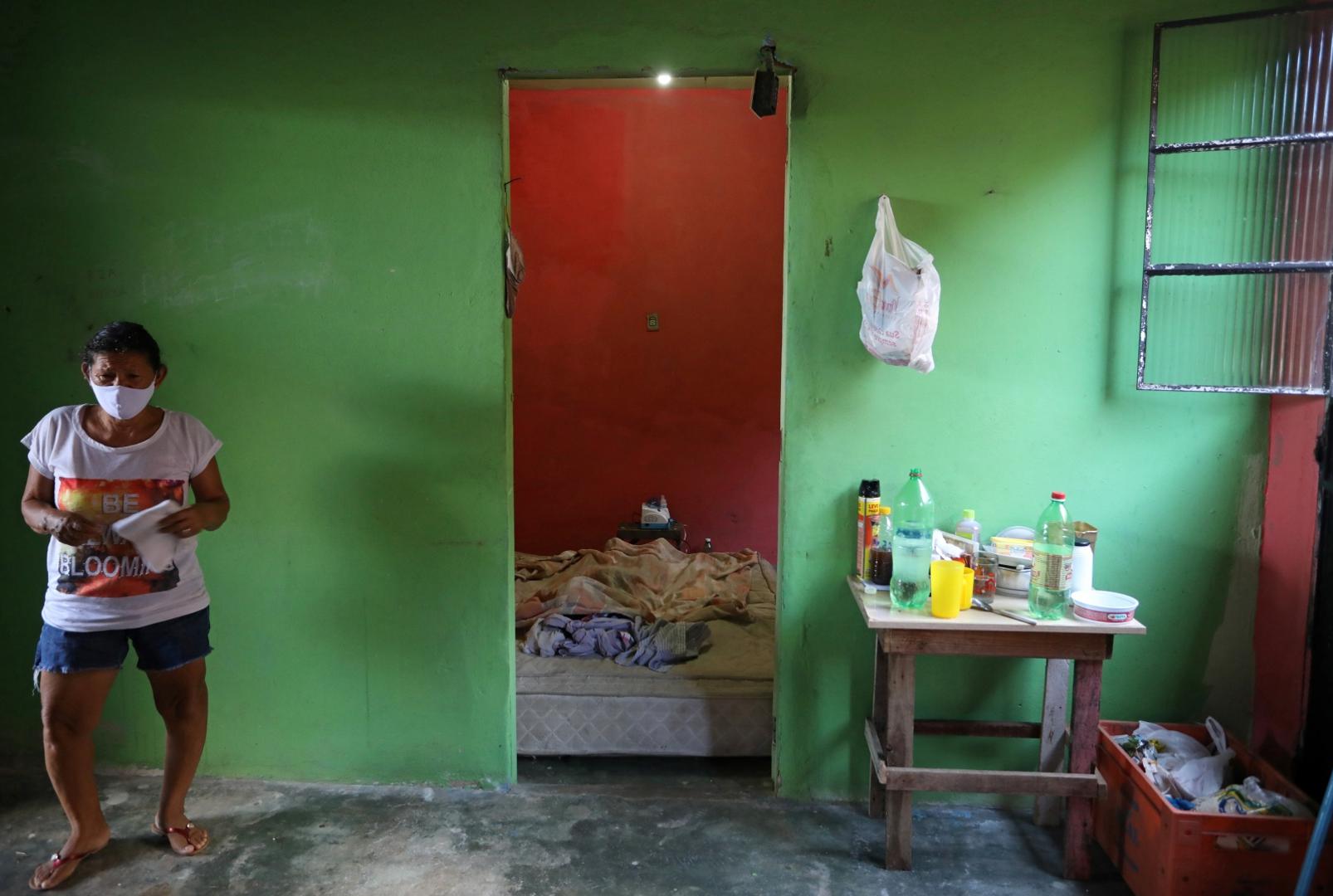 Outbreak of the coronavirus disease (COVID-19), in Manaus Lucimar da Silva reacts near her husband Francisco Maia da Silva, who died at the age of 75 after reporting symptoms consistent with COVID-19, during the coronavirus disease (COVID-19) outbreak in Manaus, Brazil, May 27, 2020. REUTERS/Bruno Kelly BRUNO KELLY