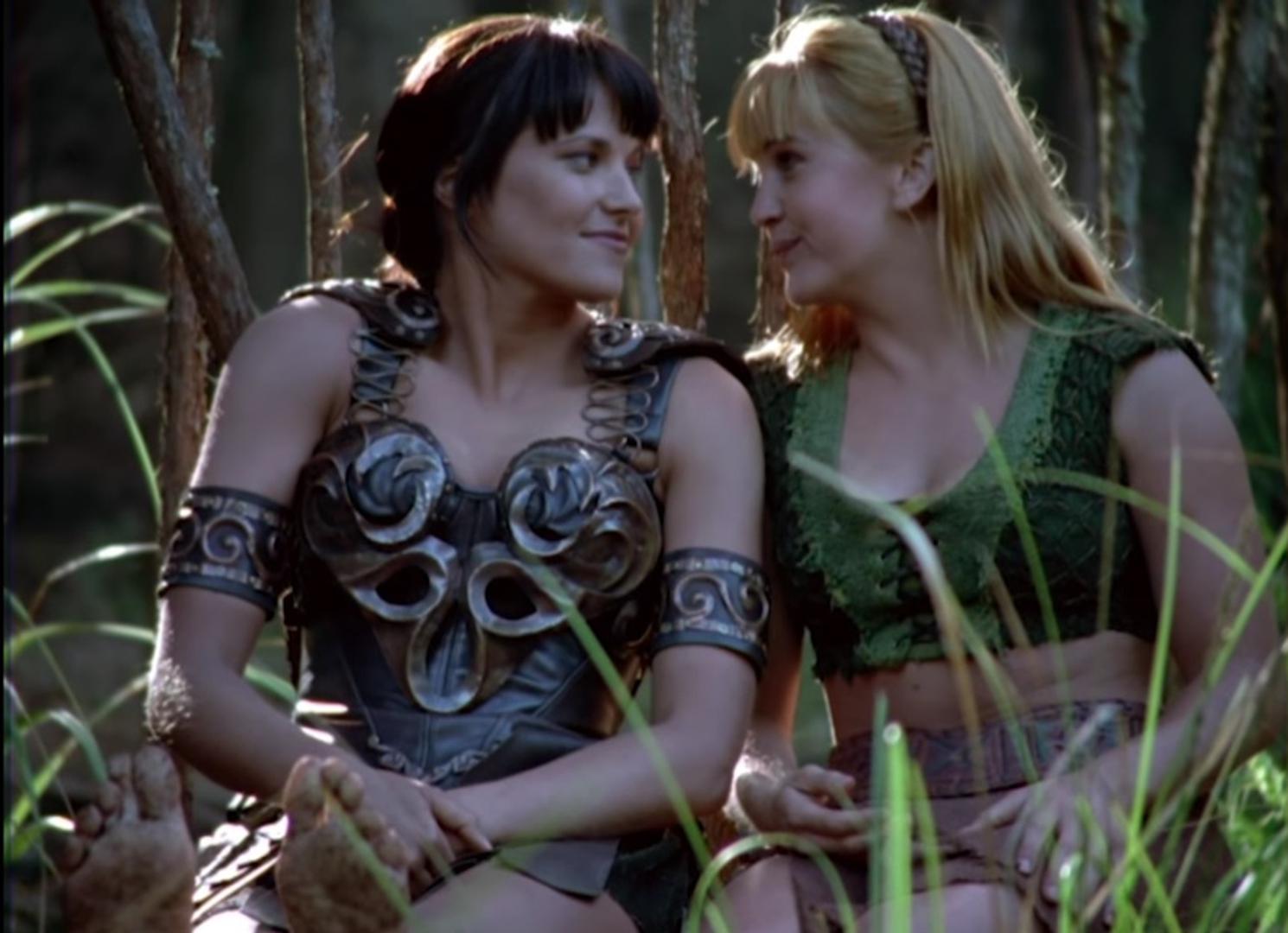 Uz svoje nevjerojatne borilačke vještine i stratešku pamet, Xena je bila vođa i mentor, a njezina odanost prijateljima, pogotovo svojoj vjernoj pratiteljici Gabrijeli, činila ju je još složenijom i dubljom.