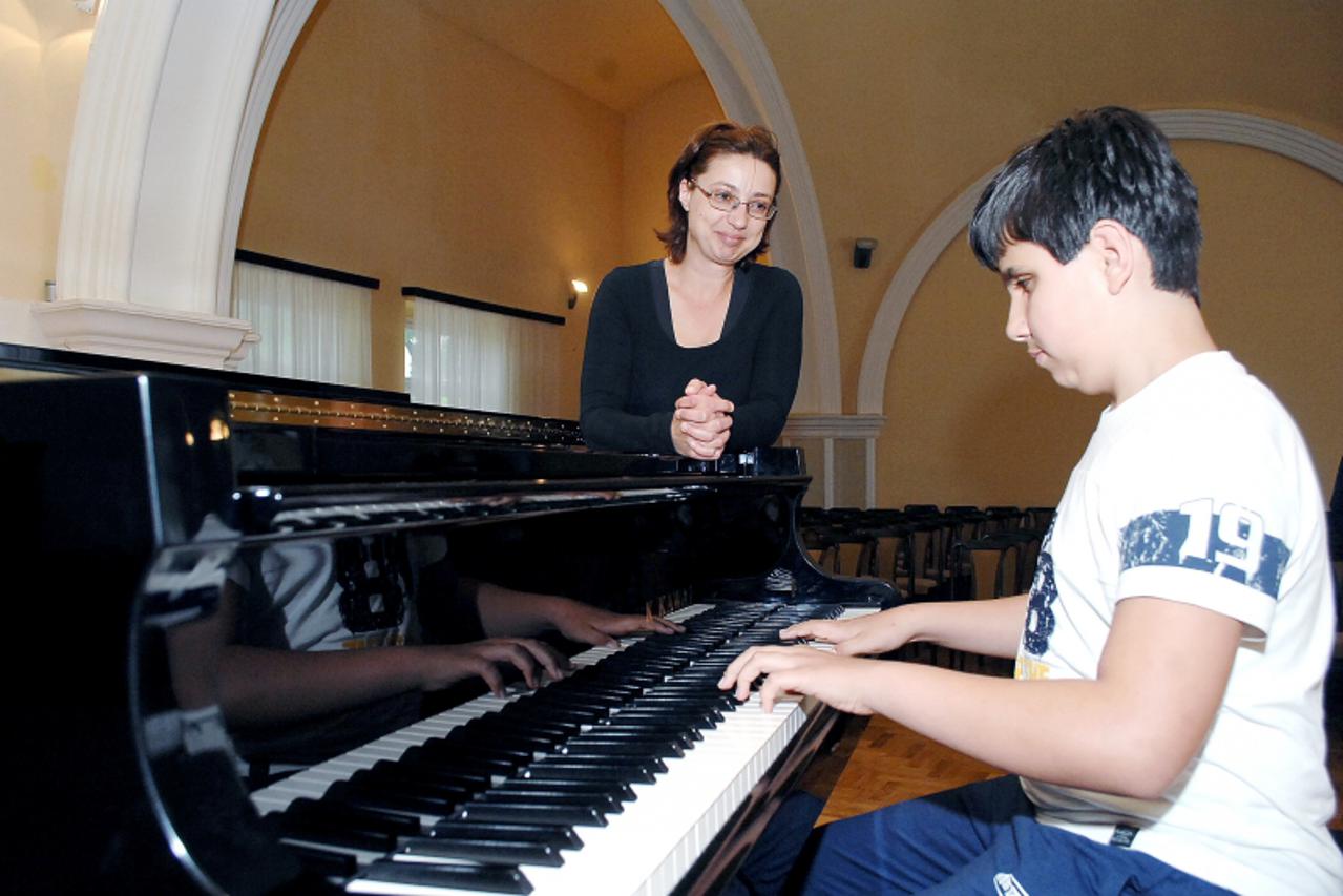'sisak - 05.05.2010., Sisak - Vjezbanje klavira u Glazbenoj skoli ponekad dosadi Pavi Anicu. Photo:Nikola Cutuk/PIXSELL'