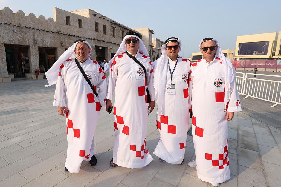 Hrvatski navijači u tradicionalnim katarskim narodnim nošnjama zabavljaju se u centru Dohe 