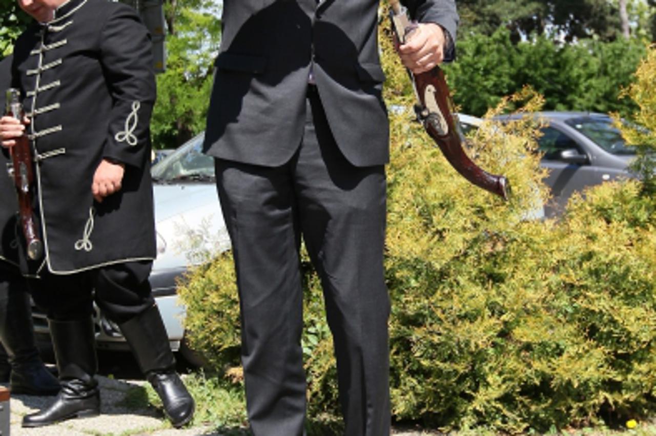 '14.05.2013., Koprivnica - Zupan Darko Koren i njegov zamjenik Ivan Pal ugostili su clanove udruge zagoraca u Podravini i koprivnicke kuburase, a nakon sluzbenog dijela Koren se okusao u pucanju iz ku