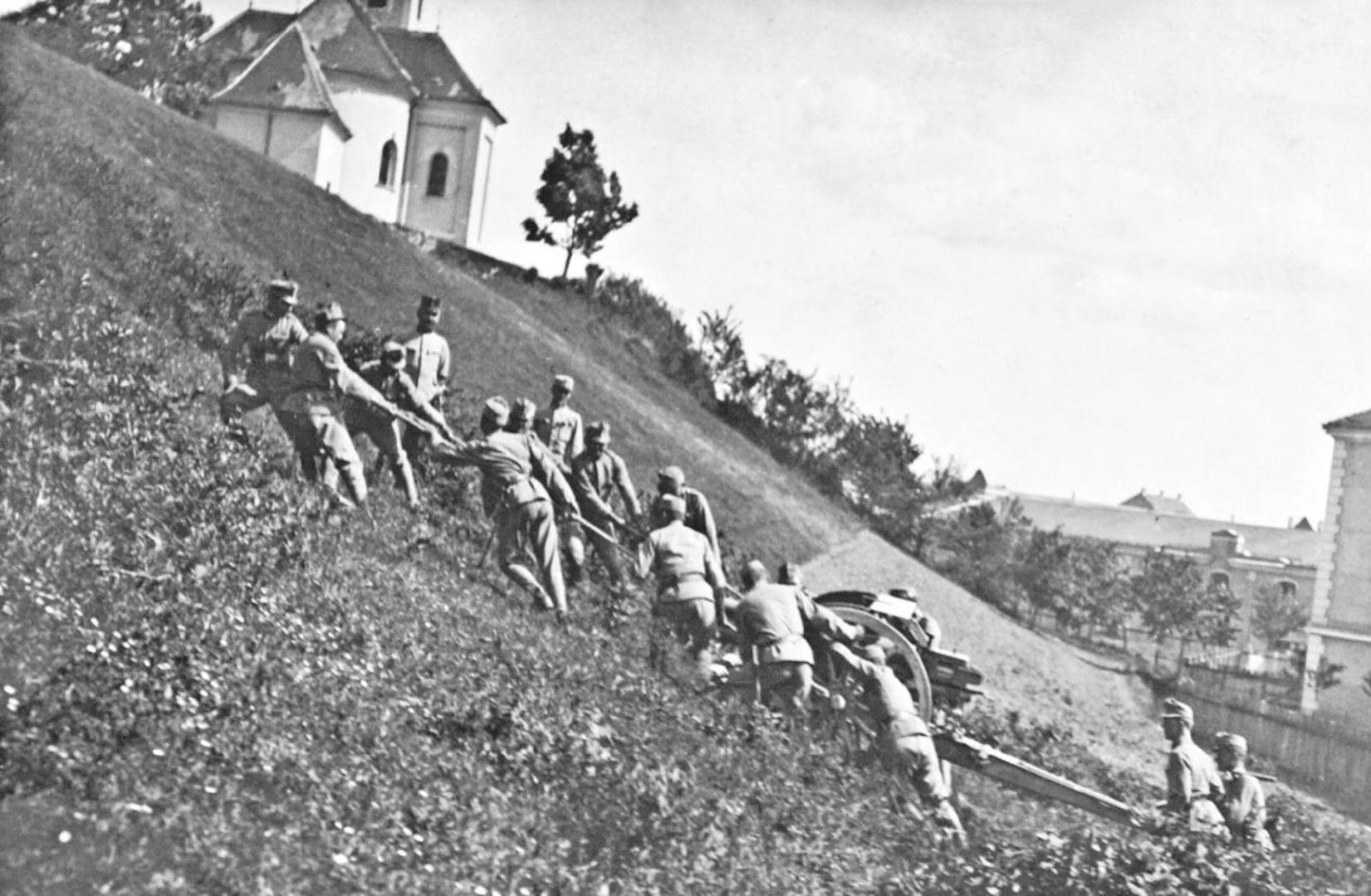 Izvlačenje topa:
austrougarske postrojbe u Srbiji
suočile su se i s izrazito lošim
putevima te je prijevoz ratnog
materijala bio veliki izazov