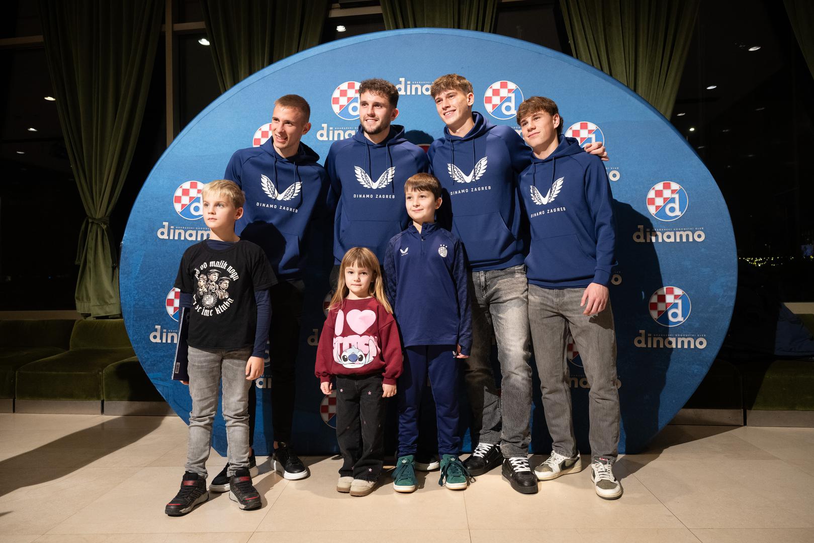 Igrači Luka Stojković, Noa Mikić, Fran Topić i Leon Jakirović pozirali su s djecom za fotografije koje će malim gostima ostati u posebnoj uspomeni