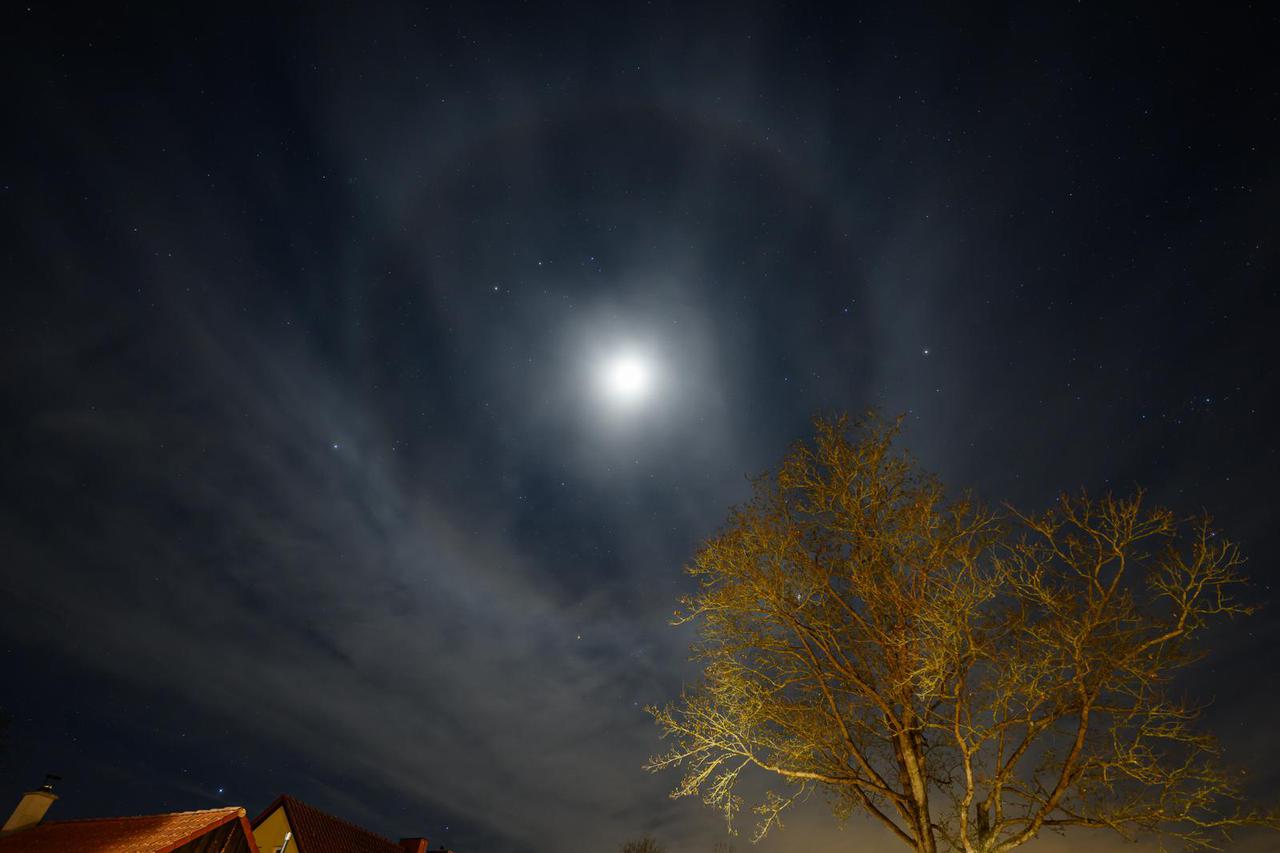 Light effect in the night sky