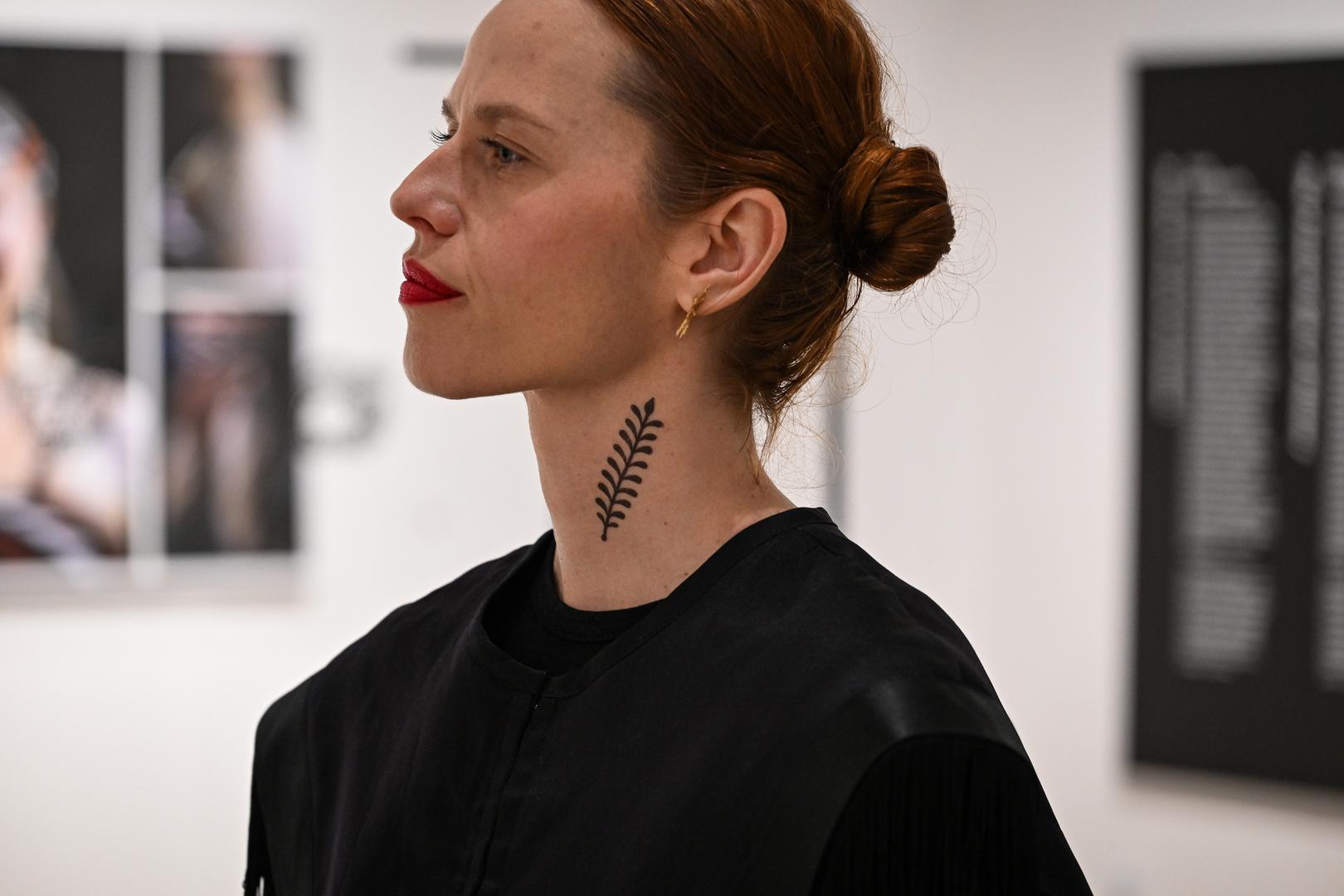 Između inspiracije i autentičnosti, rituala i mode, duhovnosti i estetike, tetovaža prelazi granice pripadanja i izdvajanja, tradicije i promjene i u tim se prijelazima stvaraju nova značenja